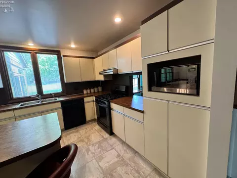 Kitchen - 3202 Stoneway E Dr, Sandusky, OH 44870 photo 8 of 12