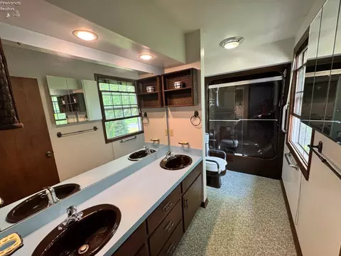 Bath - 3202 Stoneway E Dr, Sandusky, OH 44870 photo 2 of 3
