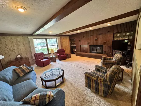 Living - 3202 Stoneway E Dr, Sandusky, OH 44870 photo 2 of 4