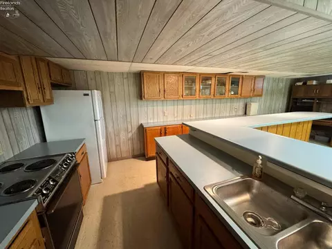 Kitchen - 3202 Stoneway E Dr, Sandusky, OH 44870 photo 11 of 12