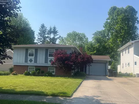 307 Pine Ct, Bellevue, OH 44811