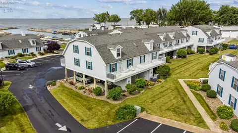 85 N Schooner Point Dr, Port Clinton, OH 43452
