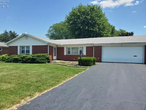 54 Pinewood Dr, Tiffin, OH 44883
