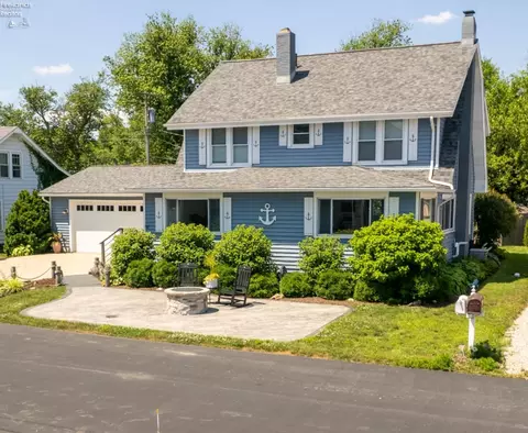 207 Ashland Ave, Huron, OH 44839