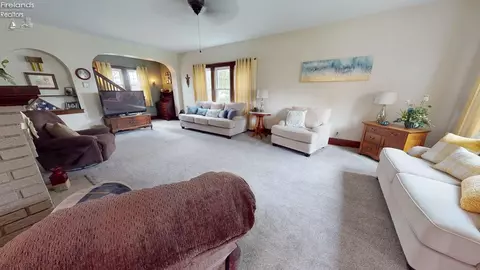 Living - 528 Maplewood St, Willard, OH 44890 photo 4 of 4