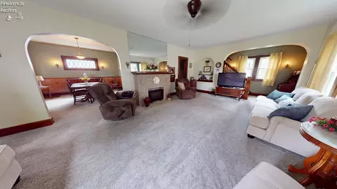 Living - 528 Maplewood St, Willard, OH 44890 photo 2 of 4