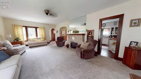 Living - 528 Maplewood St, Willard, OH 44890 photo 3 of 4