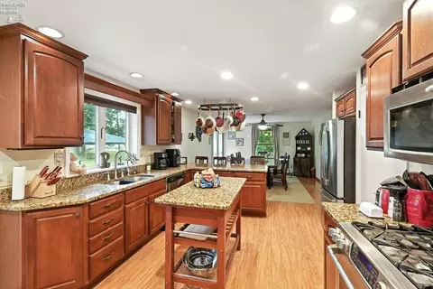 226 E Howard St, Willard, OH 44890 photo 5