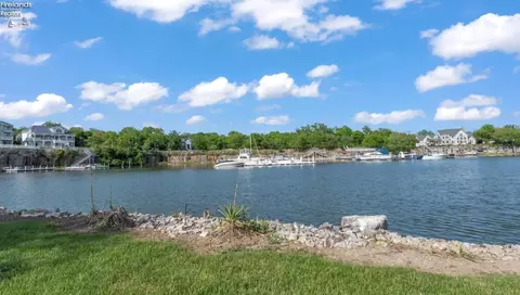 3926 E Baycliffs Dr, Marblehead, OH 43440 photo 2