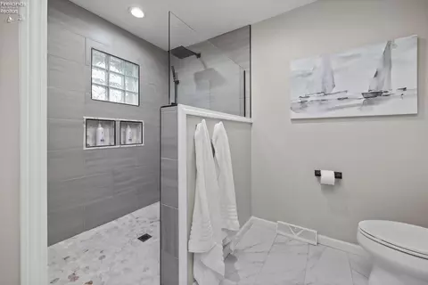 Bath - 3905 Hilltop Dr, Huron, OH 44839 photo 3 of 5