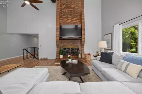 Living - 3905 Hilltop Dr, Huron, OH 44839 photo 2 of 4