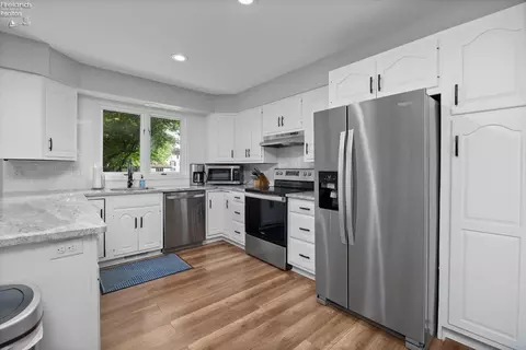 Kitchen - 3905 Hilltop Dr, Huron, OH 44839 photo 2 of 4