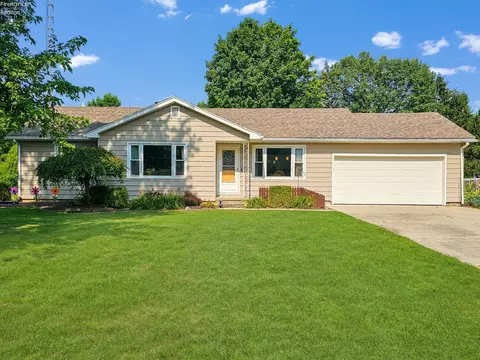 1636 Arrowhead Dr, Fremont, OH 43420