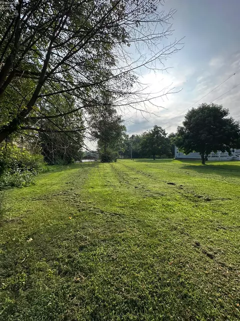 93 Elm St, Milan, OH 44846