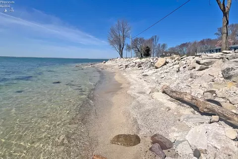 705 E Lakeshore Blvd, Kelleys Island, OH 43438