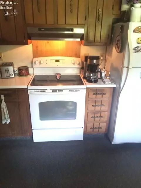 Kitchen - 643 Holiday Dr, Willard, OH 44890 photo 2 of 2