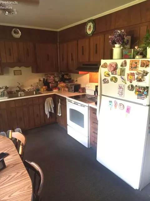Kitchen - 643 Holiday Dr, Willard, OH 44890 photo 1 of 2