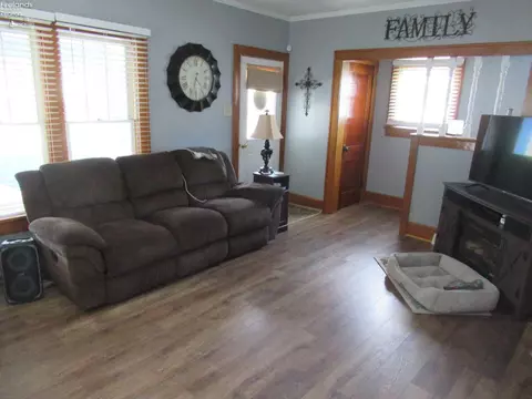 411 Euclid St, Willard, OH 44890 photo 2