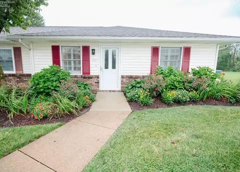 748 Chestnut Ln, Huron, OH 44839
