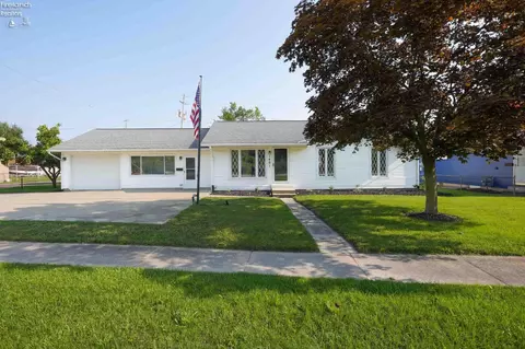 1401 E State St, Port Clinton, OH 43452