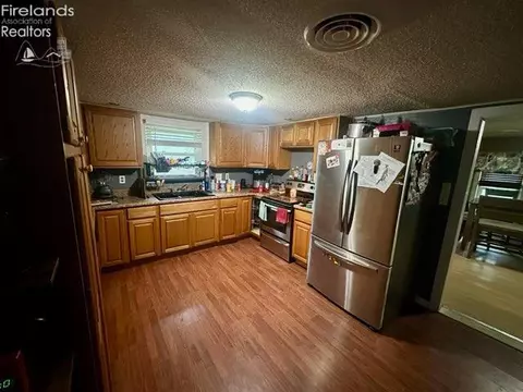 109 Euclid Ave, Bradner, OH 43406 photo 4