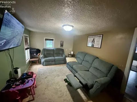 109 Euclid Ave, Bradner, OH 43406 photo 2
