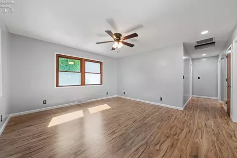 309 E Main St, Oak Harbor, OH 43449 photo 5