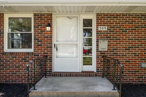 309 E Main St, Oak Harbor, OH 43449 photo 4