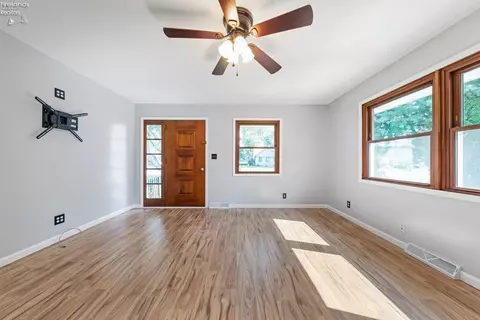 309 E Main St, Oak Harbor, OH 43449 photo 7