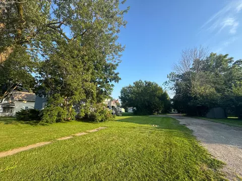 215 W 4th St, Port Clinton, OH 43452