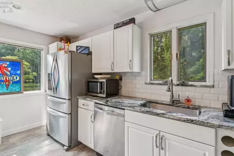 Kitchen - 588 Lake Shore Dr, Willard, OH 44890 photo 3 of 5