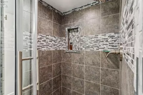 Bath - 588 Lake Shore Dr, Willard, OH 44890 photo 4 of 5