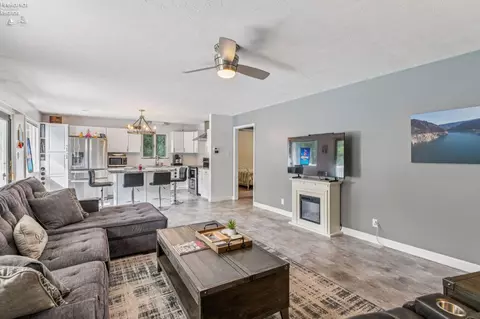 Living - 588 Lake Shore Dr, Willard, OH 44890 photo 2 of 5