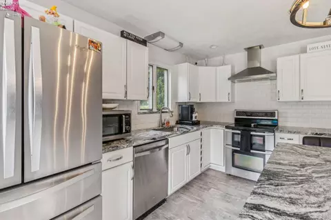 Kitchen - 588 Lake Shore Dr, Willard, OH 44890 photo 2 of 5