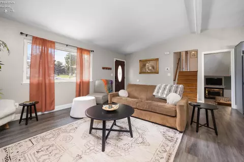 Living - 2911 E Perkins Ave, Sandusky, OH 44870 photo 2 of 3