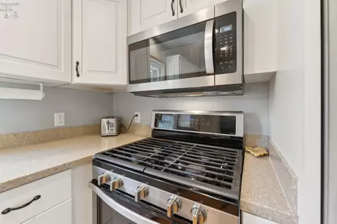Kitchen - 932 Glenview Dr, Huron, OH 44839 photo 3 of 4