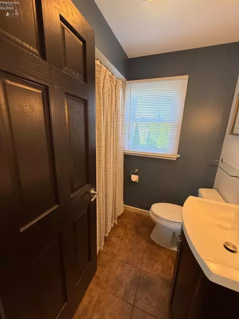Bath - 519 Washington Ave, Huron, OH 44839 photo 1 of 8