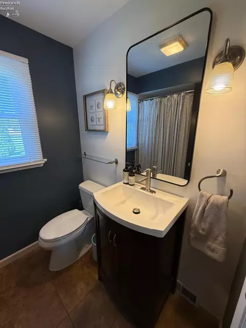 Bath - 519 Washington Ave, Huron, OH 44839 photo 2 of 8
