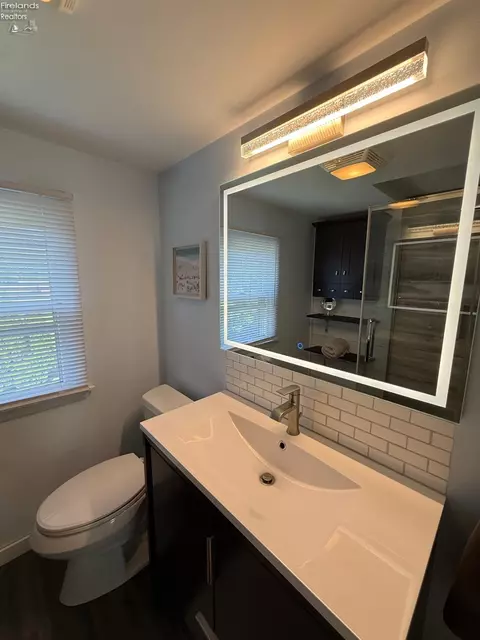 Bath - 519 Washington Ave, Huron, OH 44839 photo 7 of 8