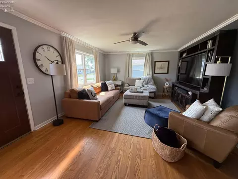 Living - 519 Washington Ave, Huron, OH 44839 photo 3 of 6