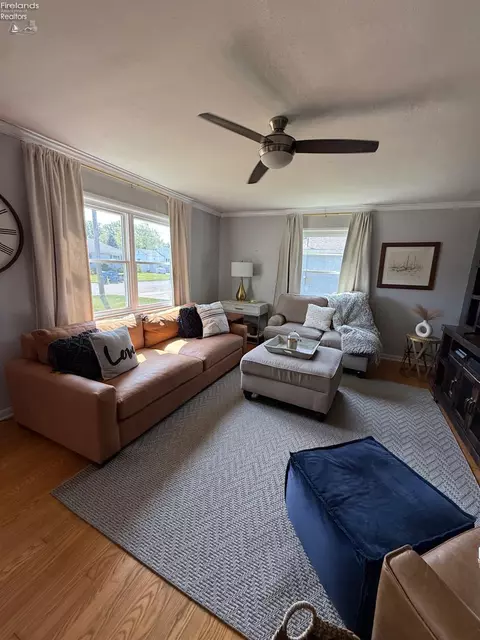 Living - 519 Washington Ave, Huron, OH 44839 photo 2 of 6