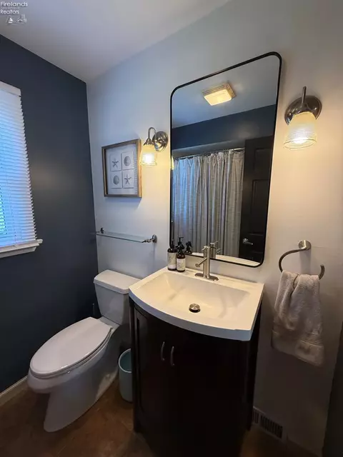 Bath - 519 Washington Ave, Huron, OH 44839 photo 3 of 8