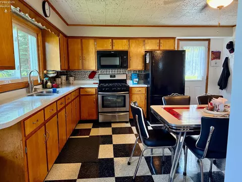 Kitchen - 347 Hidden Beach Rd, Marblehead, OH 43440 photo 3 of 6