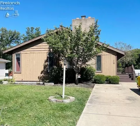 118 Lake Breeze Cir, Marblehead, OH 43440