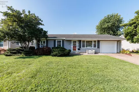 2812 Sunset Ln, Sandusky, OH 44870