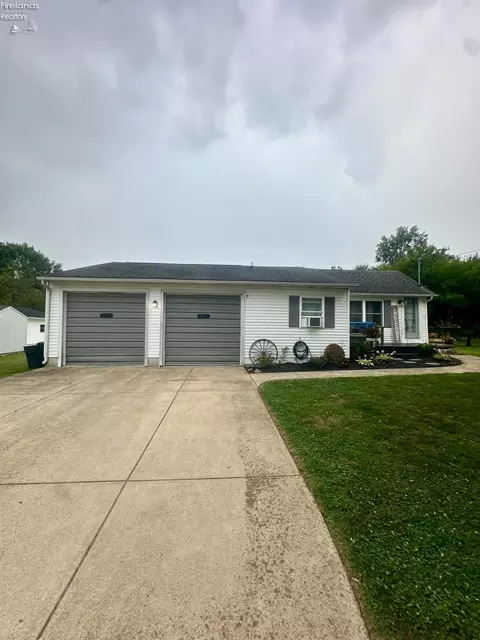 34 Pitt St, Norwalk, OH 44857 photo 2