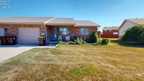 512 Woodpointe Dr, Woodville, OH 43469