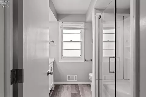 Bath - 344 Yale, Elyria, OH 44035 photo 1 of 4
