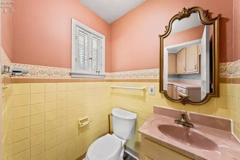 Bath - 344 Yale, Elyria, OH 44035 photo 4 of 4