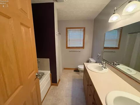 Bath - 2926 E Collins Rd, Collins, OH 44826 photo 1 of 2